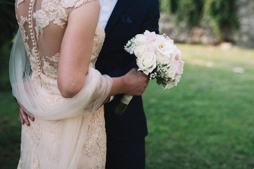 Ein Braut wird für ihren Entscheid kritisiert, ihre fleischessende Familie nicht zur Hochzeit einzuladen.