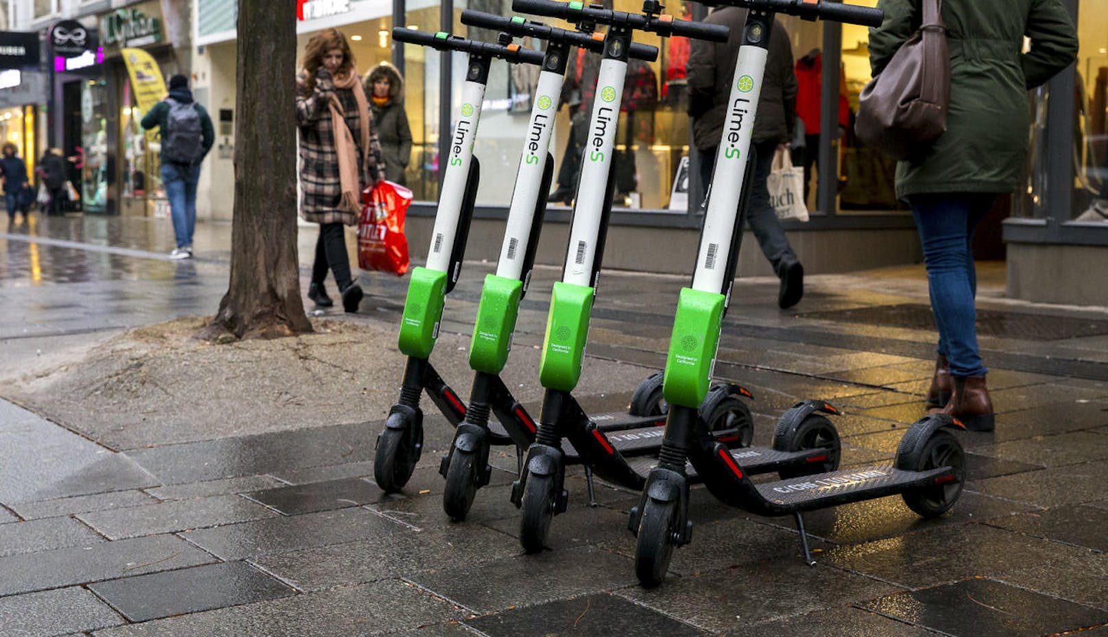 In den vergangenen Monaten sorgte vor allem in der Schweiz eine Unfallserie mit E-Scootern des Anbieters "Lime" für Aufsehen. 
In mehreren Fällen hatten die Vorderbremsen während der Fahrt blockiert, dadurch waren mehrere Personen schwer gestürzt.