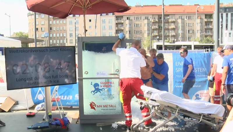 Sein Team und Sanitäter halfen ihm aus dem eisernen Gefängnis...