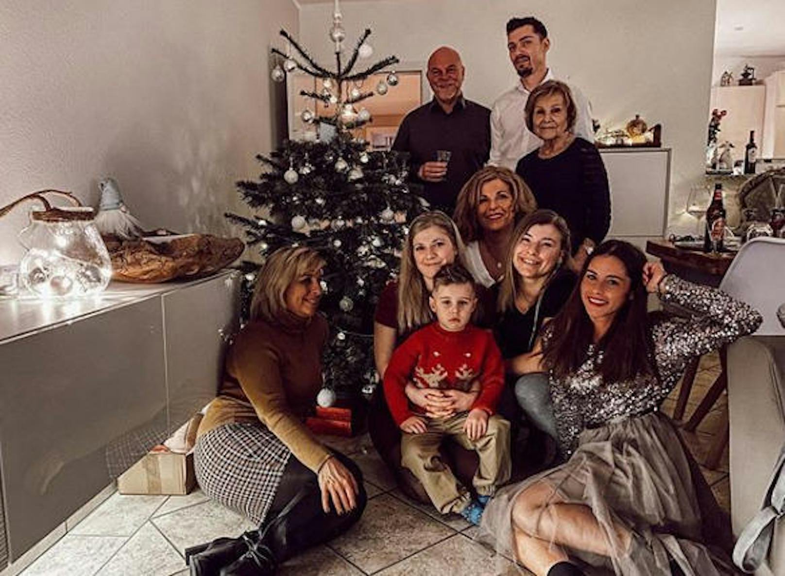 26.12.2019: Ausgerechnet zu Weihnachten schmollt der kleine Alessio. Doch was ist der Grund: Zu wenig Geschenke? Keine Lust aufs Foto? Oder ist er traurig, weil Papa Pietro nicht da ist? Mama Sarah schweigt.