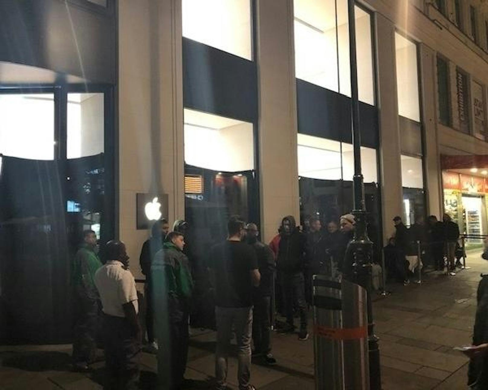 Mitten in der Nacht kampierten iPhone-Fans vor dem Apple Store.