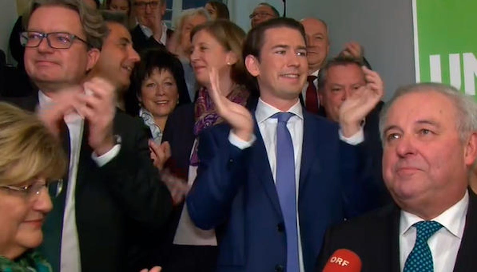 Hermann Schützenhöfer (rechts im Bild) ist klarer Wahlsieger in der Steiermark. ÖVP-Chef Sebastian Kurz feiert mit.