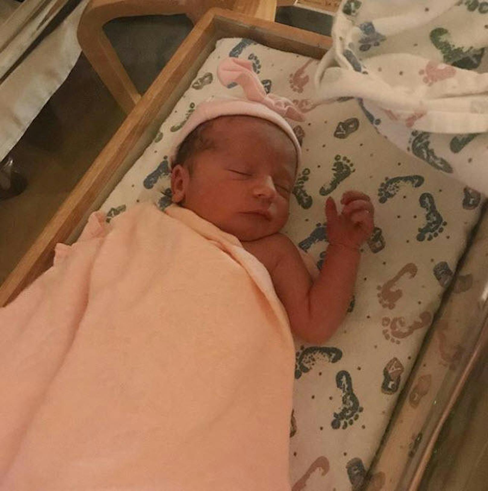 27.02.2019: Stolz postet April Love Geary ein Bild ihrer frisch zur Welt gekommenen, zweiten Tochter Lola Alain Thicke. 