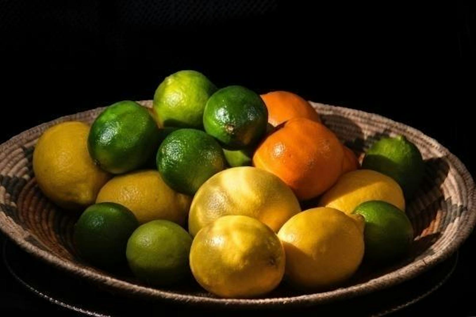 <b>Zitronen- und Orangenschalen kochen</b>
Falls Essig-Dampf nicht so dein Ding ist und du nicht nur einen neutralen Geruch, sondern einen angenehmen Duft möchtest, dann kannst du etwas anderes aufkochen: Zitronen- und Orangenschalen zum Beispiel. 