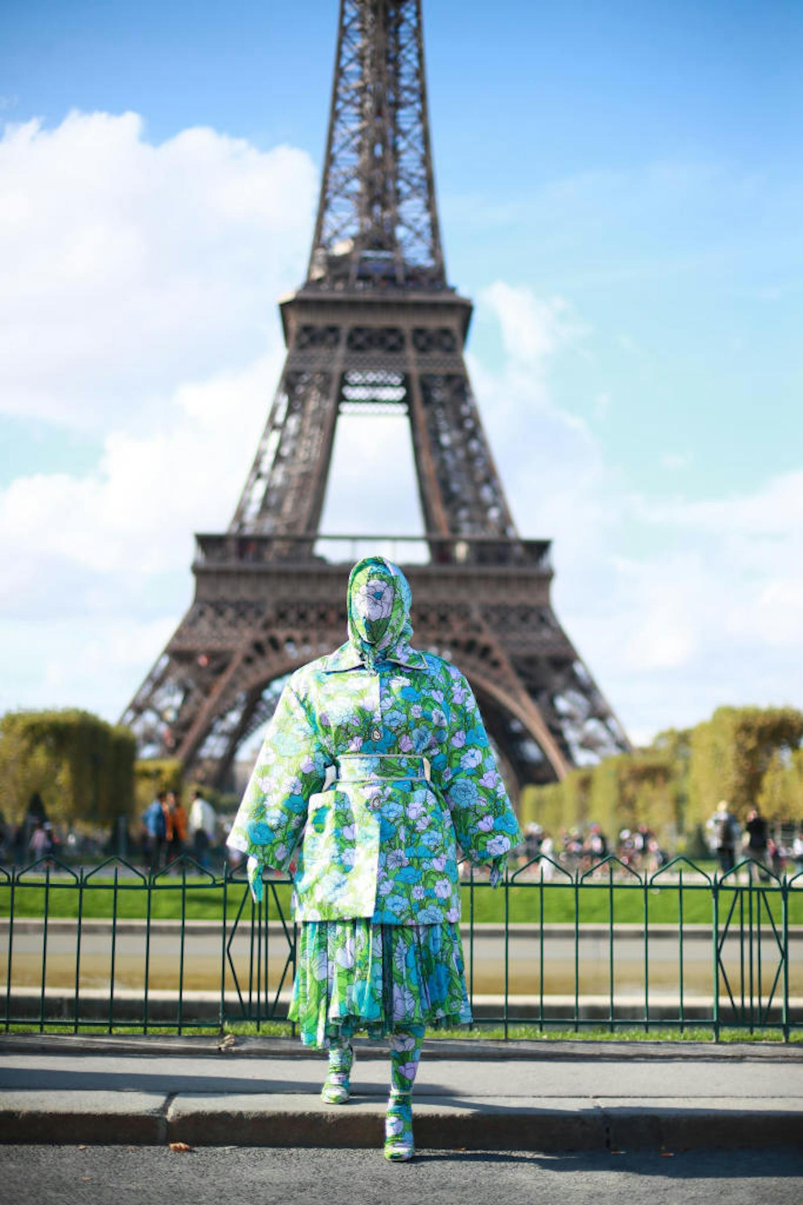 Cardi B, unkenntlich am 28. September 2019 vor dem Eiffelturm in Paris