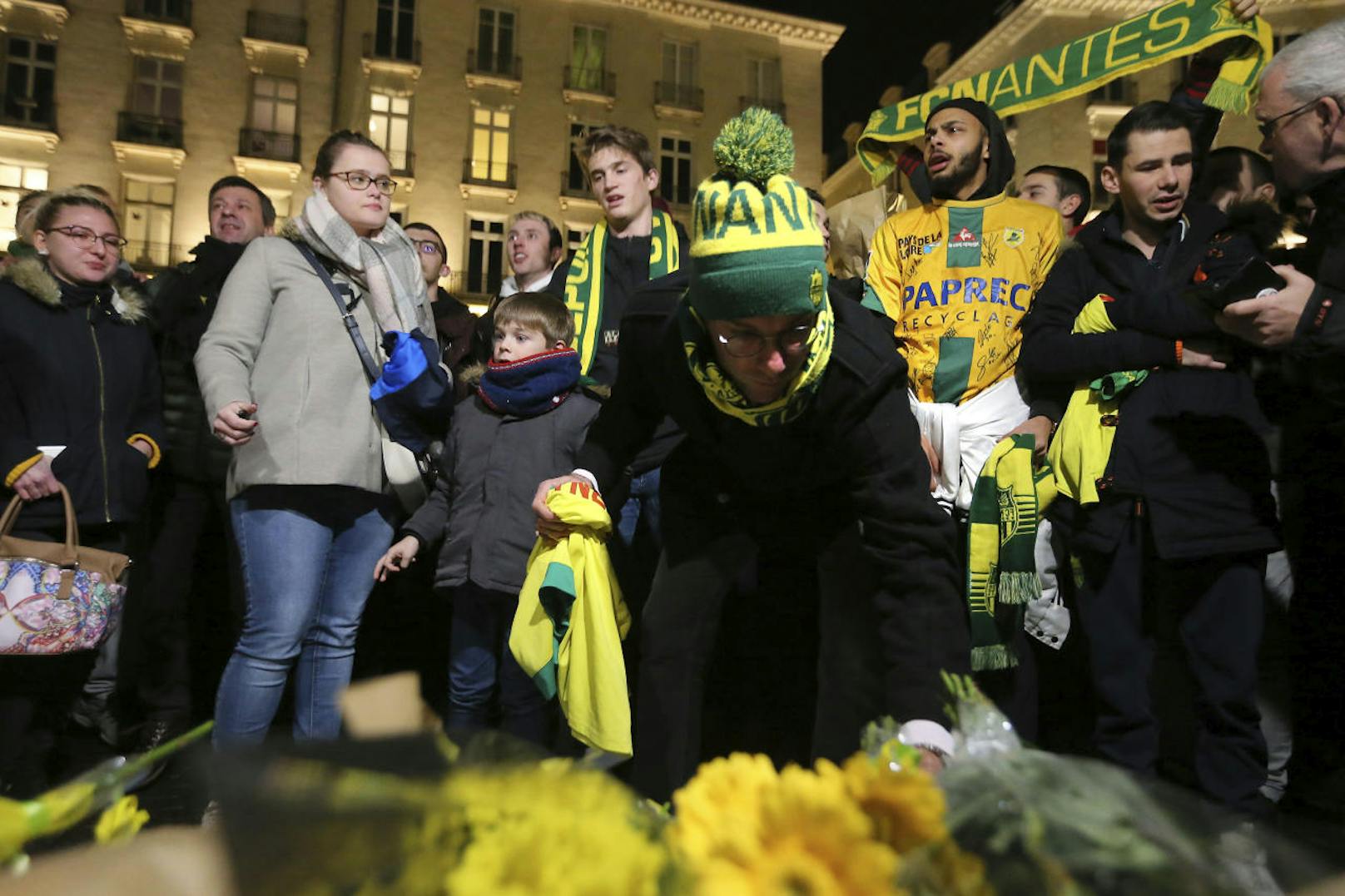 Nantes-Fans weinen um ihren Ex-Star Emiliano Sala. Der Argentinier ist mit seinem Jet über dem Ärmelkanal einen Tag nach seinem Cardiff-Transfer verschollen.
