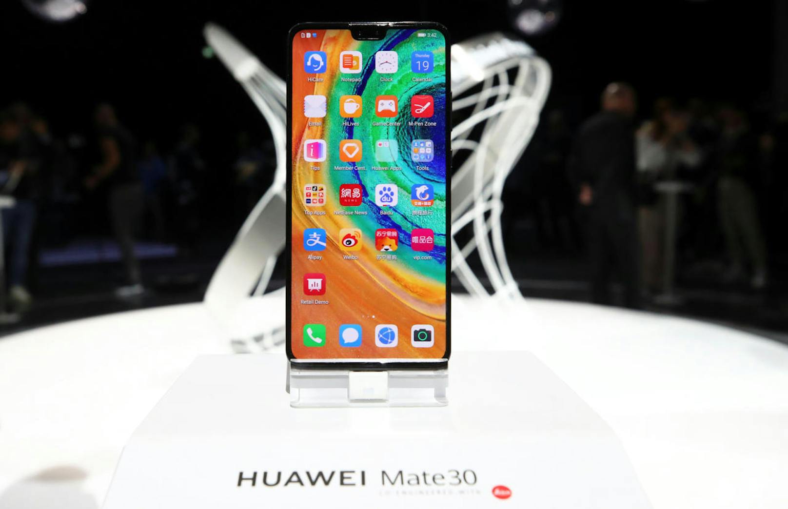 Und: Schon in Kürze soll das nicht veröffentlichte Huawei Mate 30 doch in der Alpenrepublik zumindest in ausgewählten Kanälen wie bei den Mobilfunkanbietern erscheinen.
