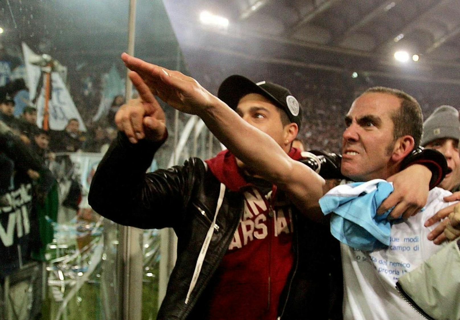 Den 2:1-Erfolg von Lazio Rom im Derby gegen die AS Roma feierte Paolo di Canio 2005 mit dem ausgestreckten rechten Arm - dem Römischen Gruß. Diese Geste löste in Italien eine Faschismus-Debatte aus. Der Spieler wurde mit einer Geldstrafe belegt. 