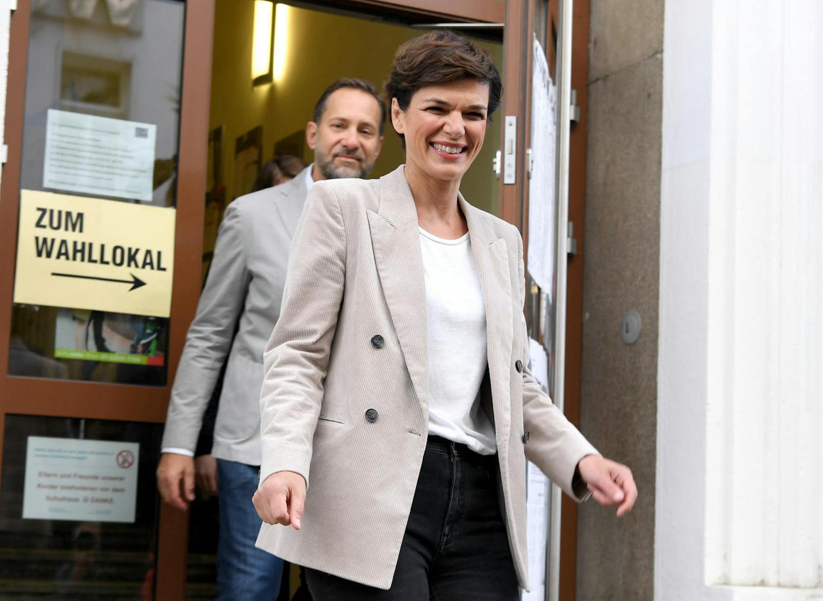 SPÖ-Spitzenkandidatin <b>Pamela Rendi-Wagner</b> mit Ehemann Michael Rendi nach ihrer Stimmabgabe in der Wiener Volksschule Stubenbastei.