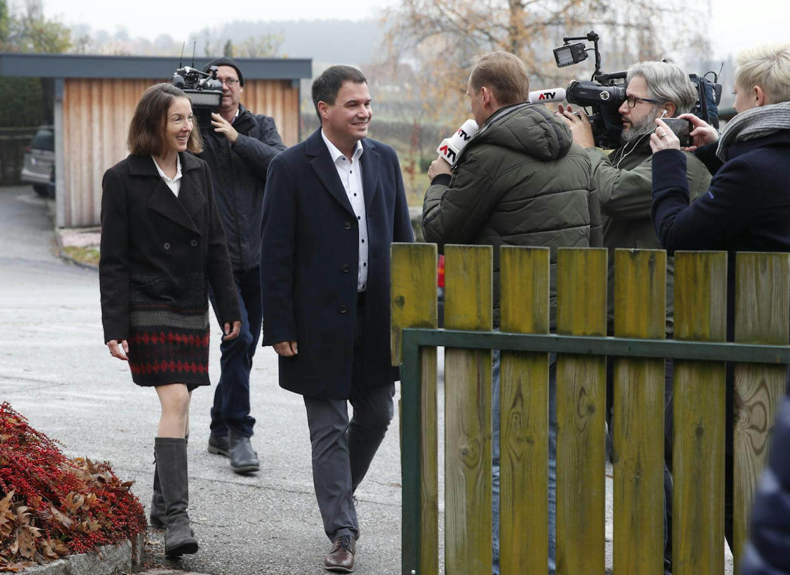 SPÖ-Spitzenkandidat und Landeshauptmann-Stellvertreter Michael Schickhofer mit Ehefrau Ulrike bei seiner Stimmabgabe in Anger im Bezirk Weiz. 
