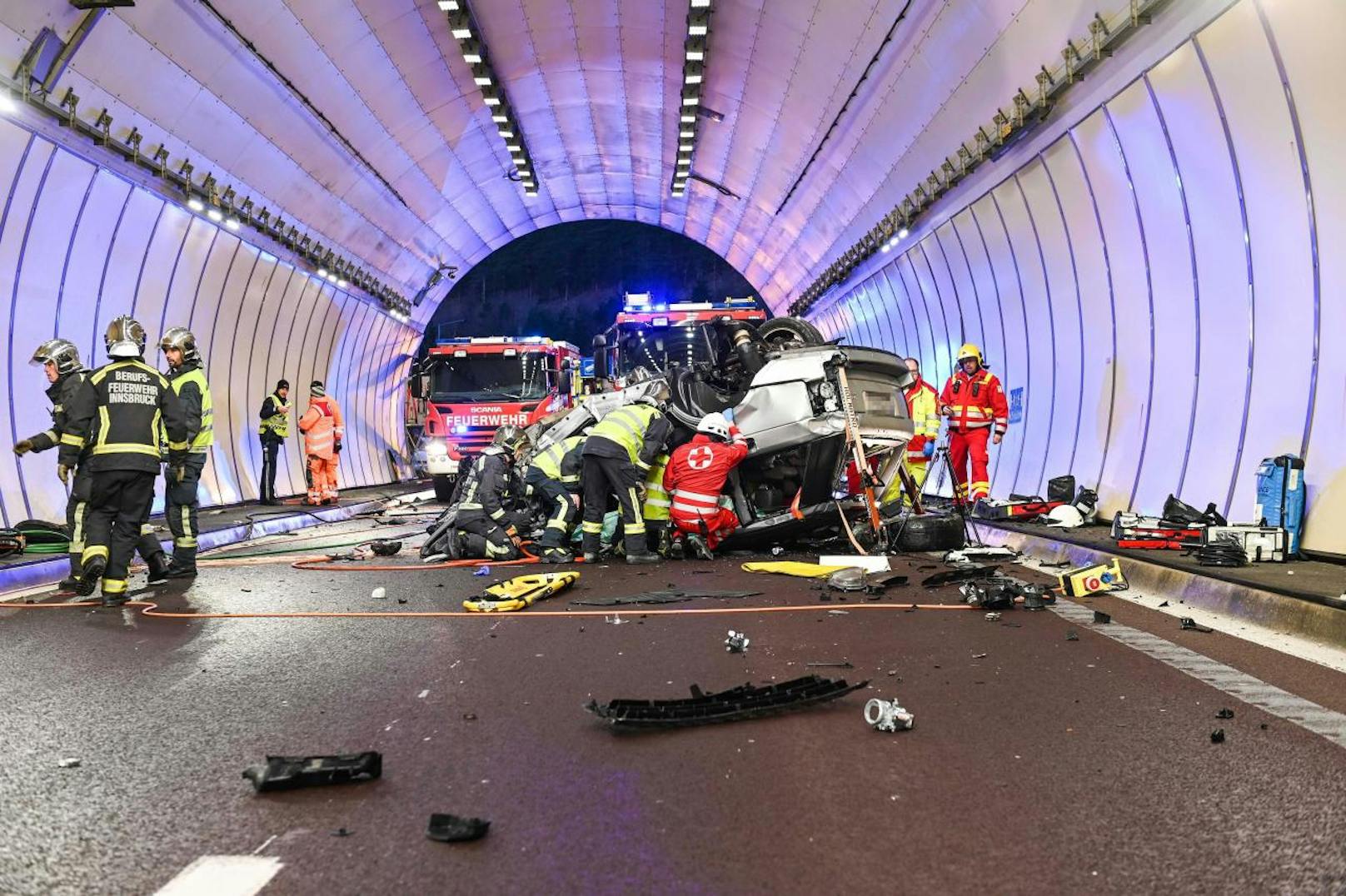 Ein Autofahrer hat sich am Donnerstagfrüh im Bergisel-Tunnel überschlagen. Dabei erlitt der Lenker schwere Verletzungen.