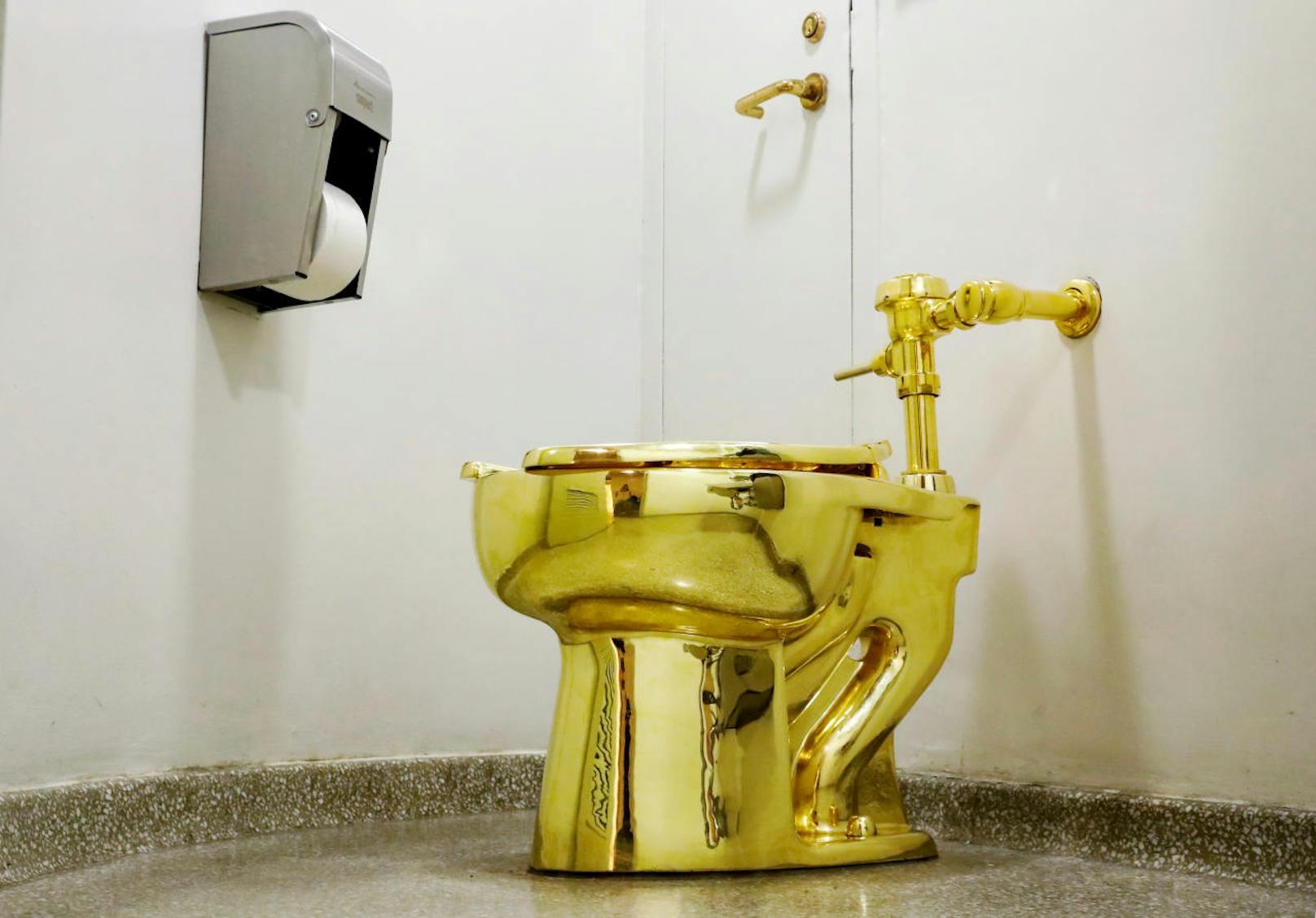 Maurizio Cattelan "America", ein voll funktionstüchtiges Klo aus 18 Karat Gold. Geschätzter Wert: Über 1 Mio Dollar