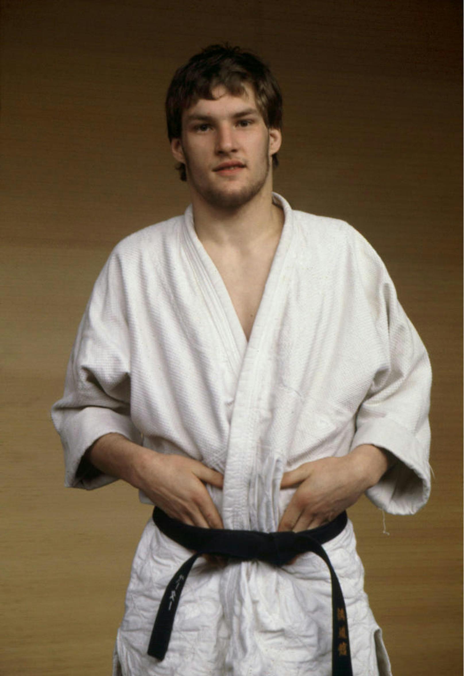 Peter Seisenbacher 1980 als 20-jähriger, aufstrebender Judoka. In diesem Jahr nimmt er in Moskau bei seinen ersten Olympischen Sommerspielen teil, belegt Rang 19.

Bei der Heim-EM in seiner Geburtsstadt Wien holt der junge Sportler Silber.

Der gelernte Goldschmied hatte damit noch nicht genug...