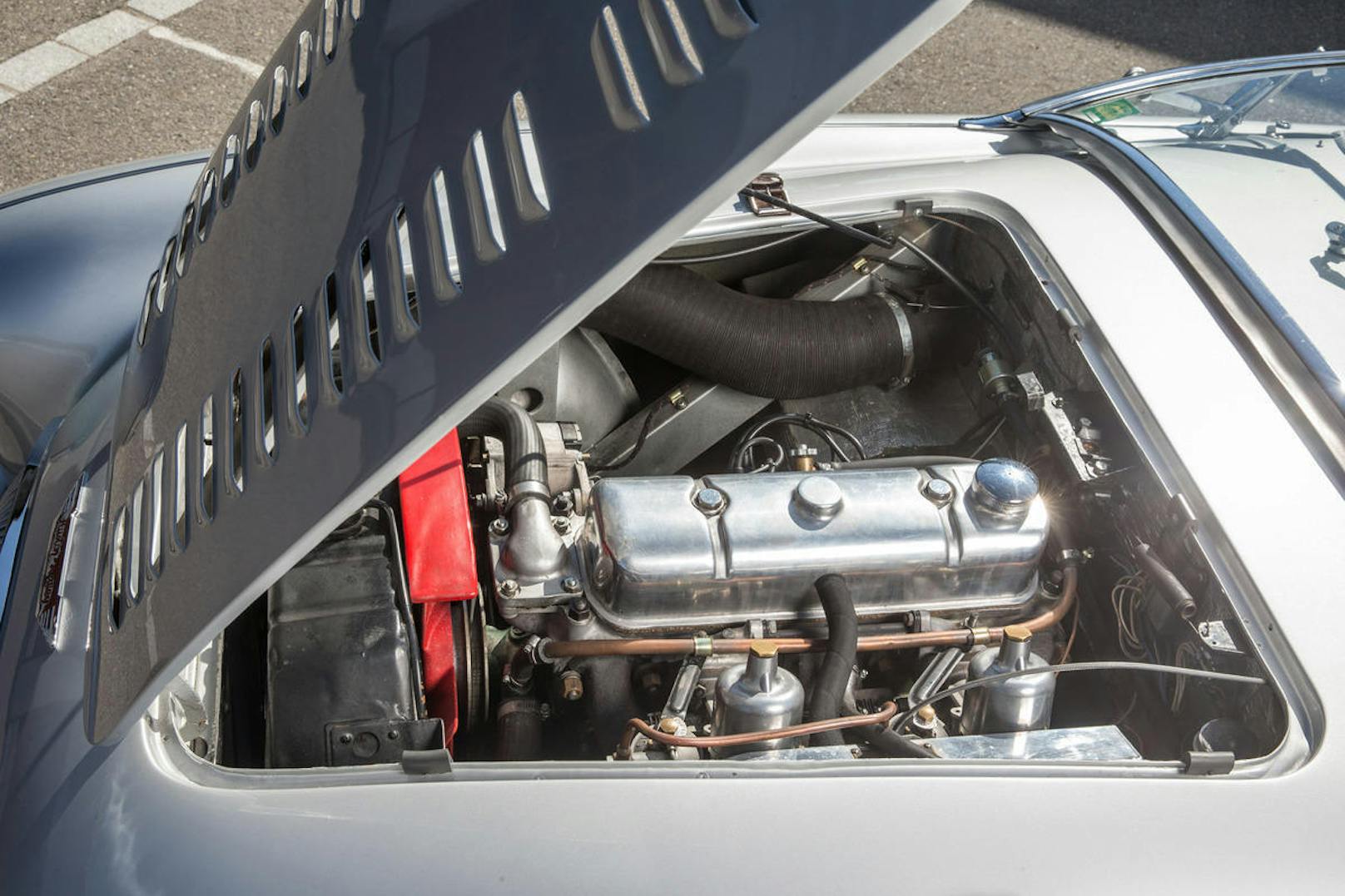 Längs eingebauter Vierzylinder aus dem Austin A90, im 100M entwickelt er dank spezieller Vergaser und Nockenwellen über 110 PS.