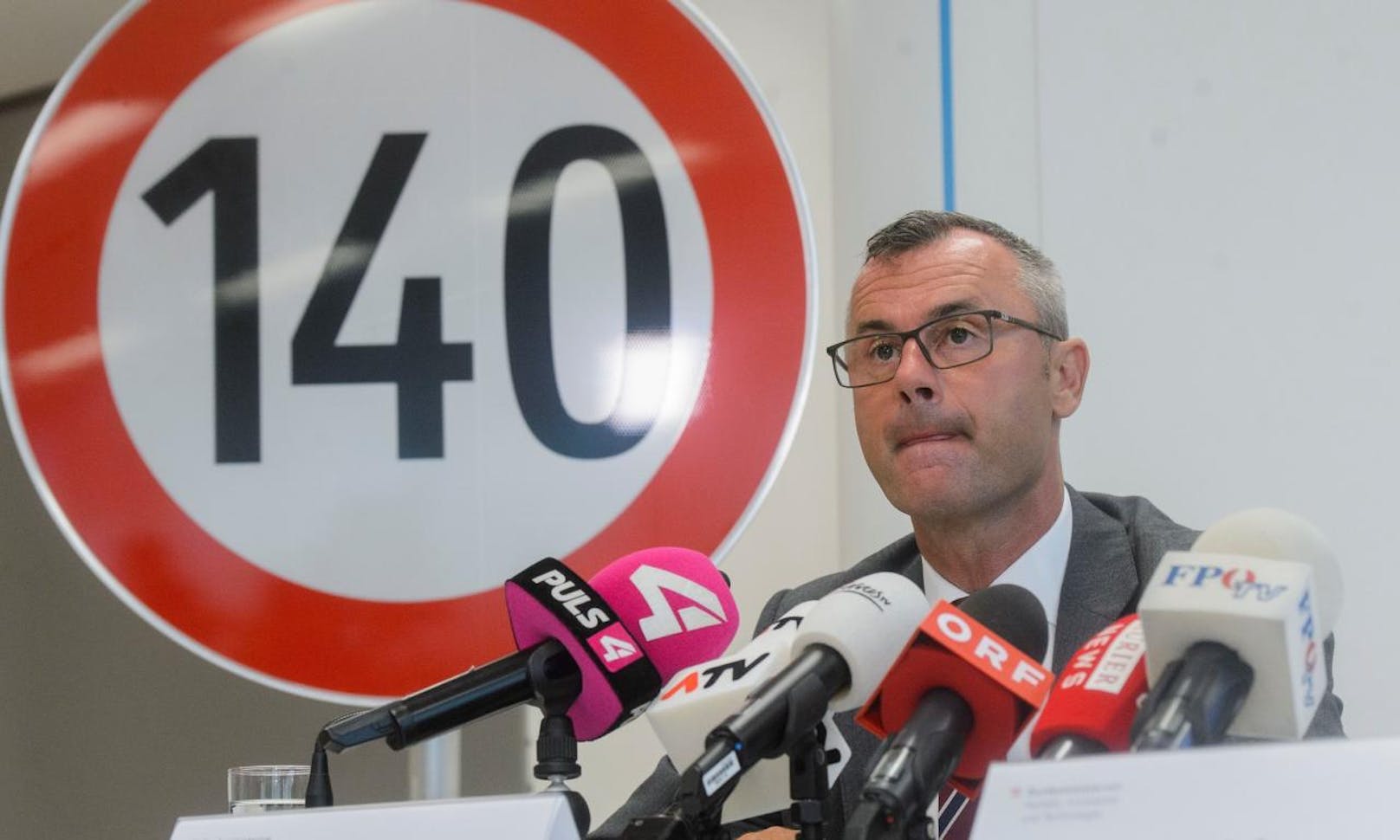 Es war eines seiner Prestigeprojekte: Der damalige Verkehrsminister Norbert Hofer (FPÖ) testete auf zwei Streckenabschnitten auf der A1 Tempo 140.