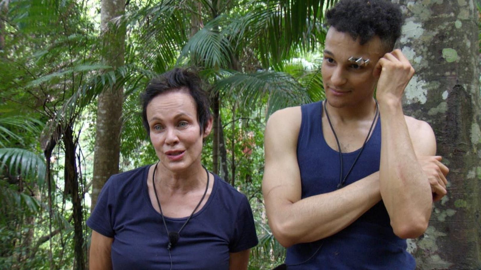 Auf dem Rückweg von der Dschungelprüfung sind Sonja Kirchberger und Prince Damien sehr geknickt. 