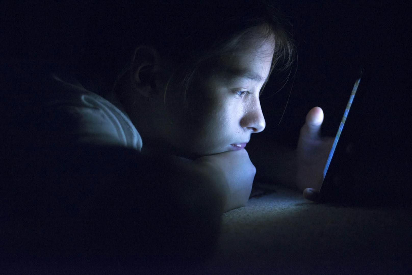 Drei Viertel der Heranwachsenden geben an, dass sie ihr Smartphone nachts nicht ausschalten.