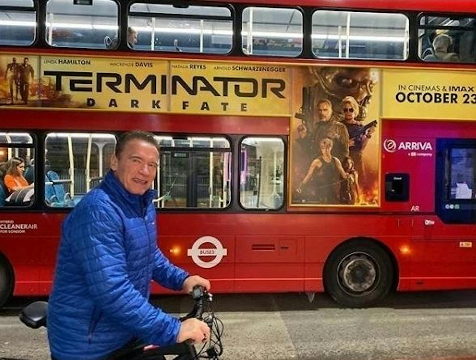 19.10.2019: Arnold Schwarzengger radelte in London an einem roten Doppeldeckerbus vorbei, an dem eine Werbung für seinen neuen Film "Terminator: Dark Fate" prangte. Da musste ein Begleiter der legendären steirischen Eiche gleich ein Foto schießen.