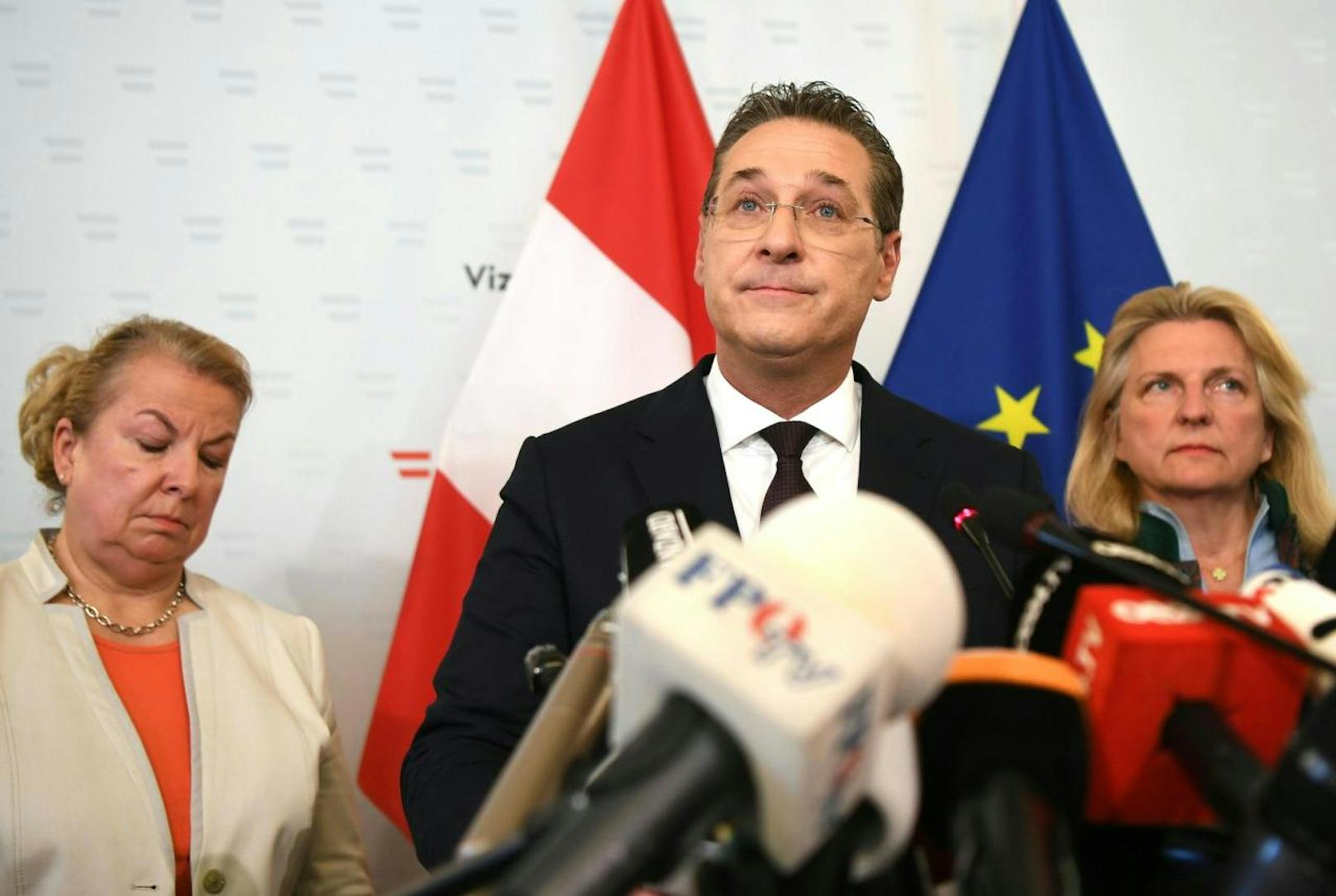 Auch das "Unwort des Jahres" hat Strache-Bezug: "Bsoffene Gschicht". Damit erklärte Strache die skandalösen Aussagen bei seinem Rücktritt am 18. Mai.