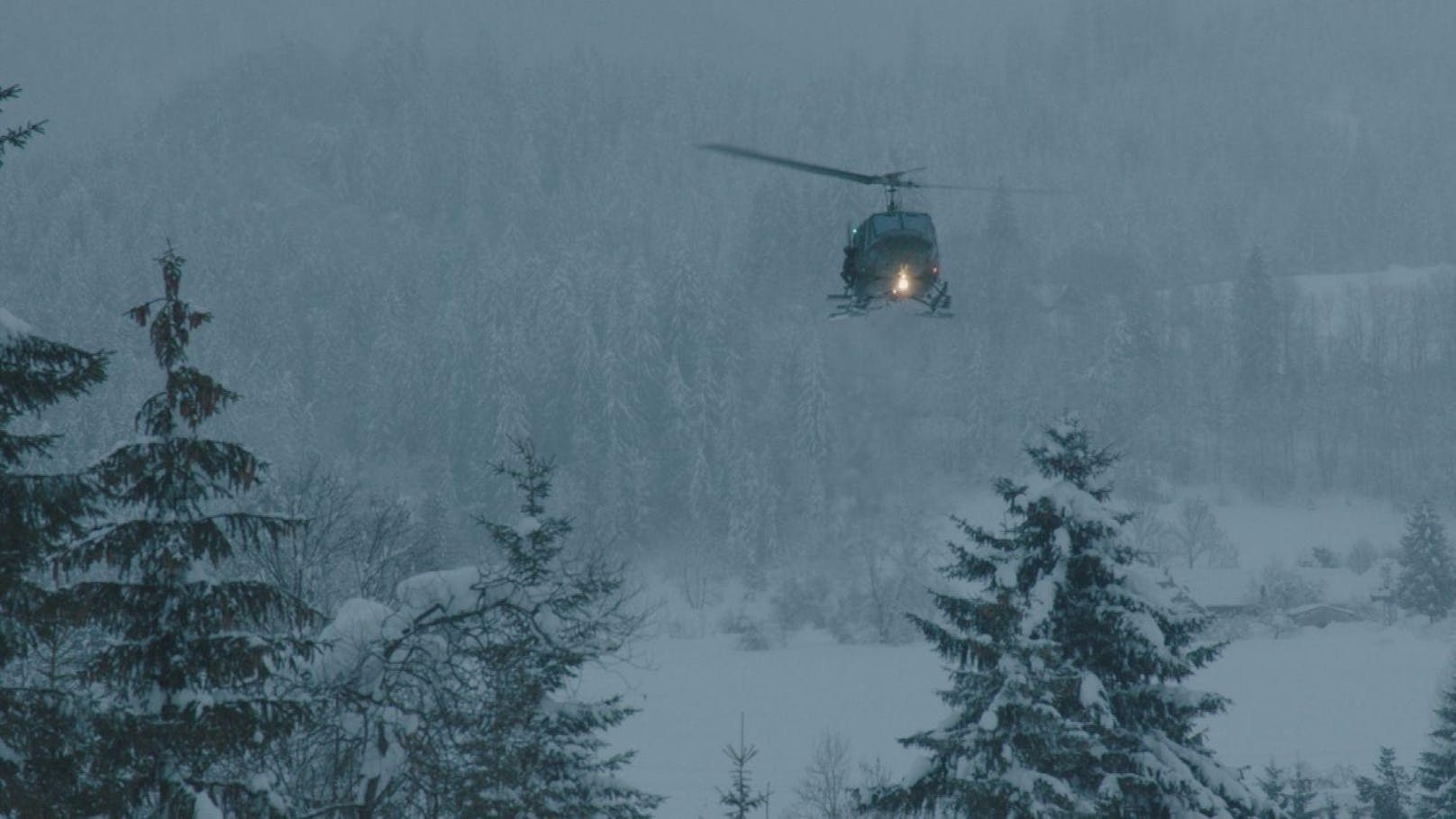 Ein Kamerateam zeigt hautnah, wie das Bundesheer eine Lawinensprengung per Hubschrauber im Raum Tuxer Alpen durchführt.