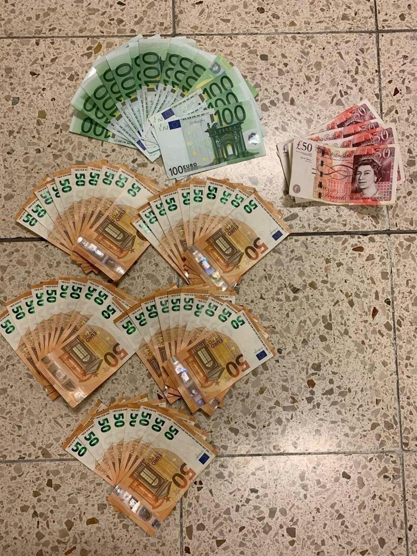 Bei einer Schwerpunktaktion "Suchtmittelkriminalität" der Polizei wurden zwei mutmaßliche Schmuggler festgenommen. In ihren Autos wurden mehrere tausend Euros gefunden und sichergestellt.