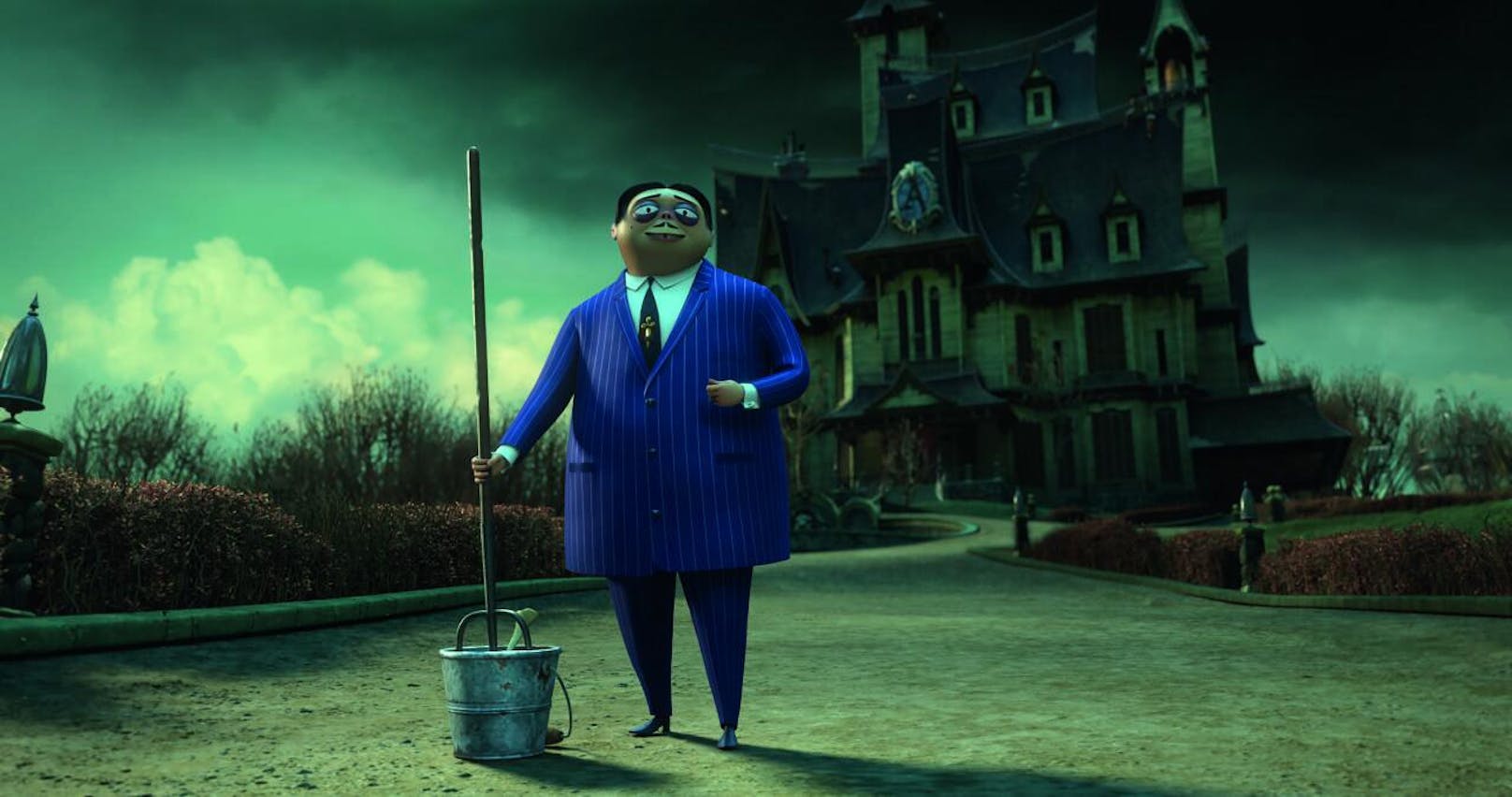 Gomez Addams kümmert sich um den Garten - und um die Bomben, die ihm sein Sohn nachwirft.
