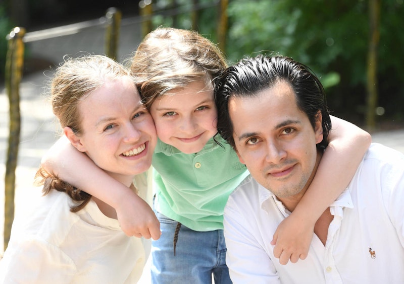 Laurent mit seinen Eltern, Lydia und Alexander Simons. Die Eltern sind Zahnärzte.
