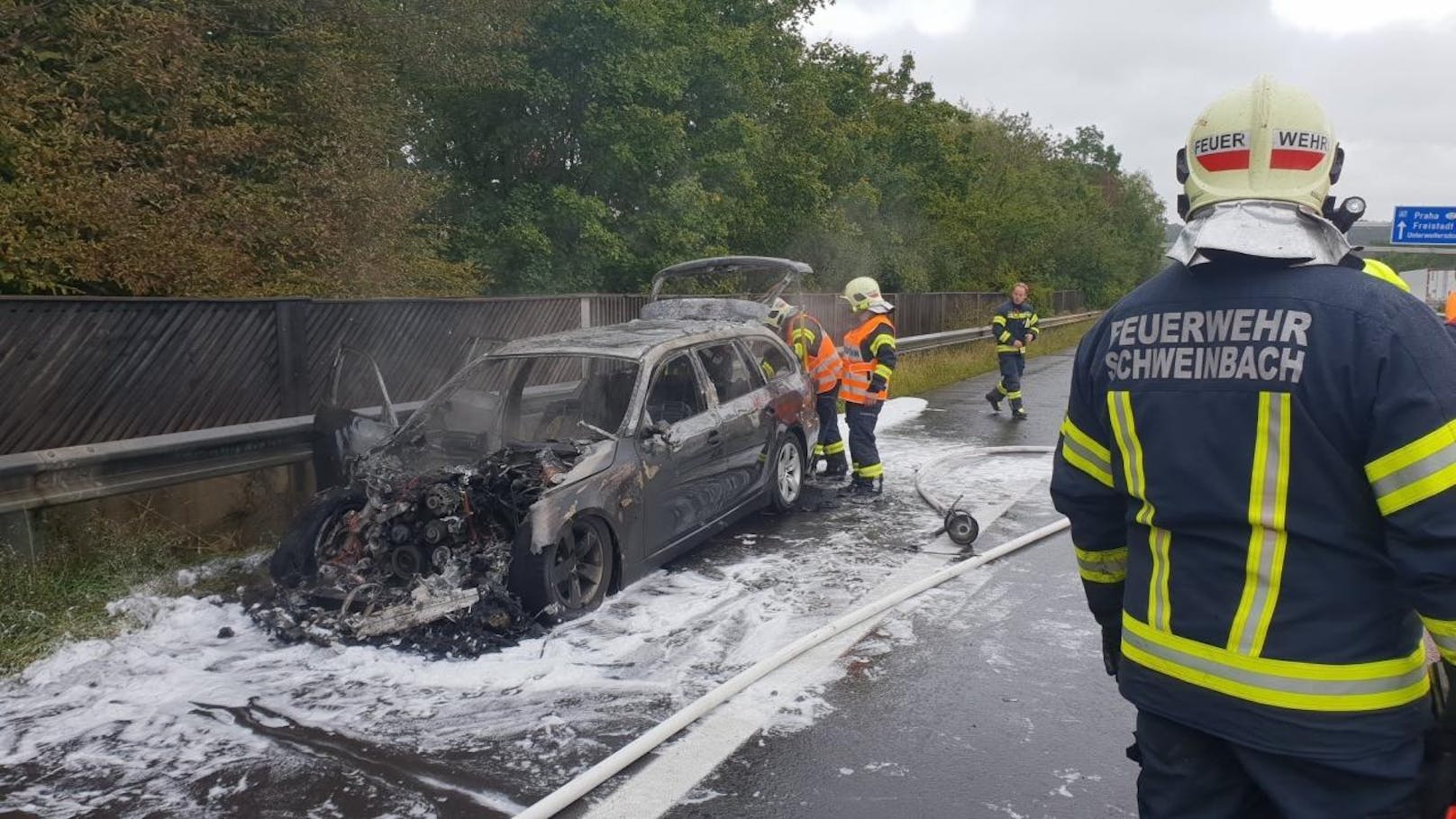Während der Fahrt in den Urlaub ging das Auto einer Familie auf der A7 plötzlich in Flammen auf.