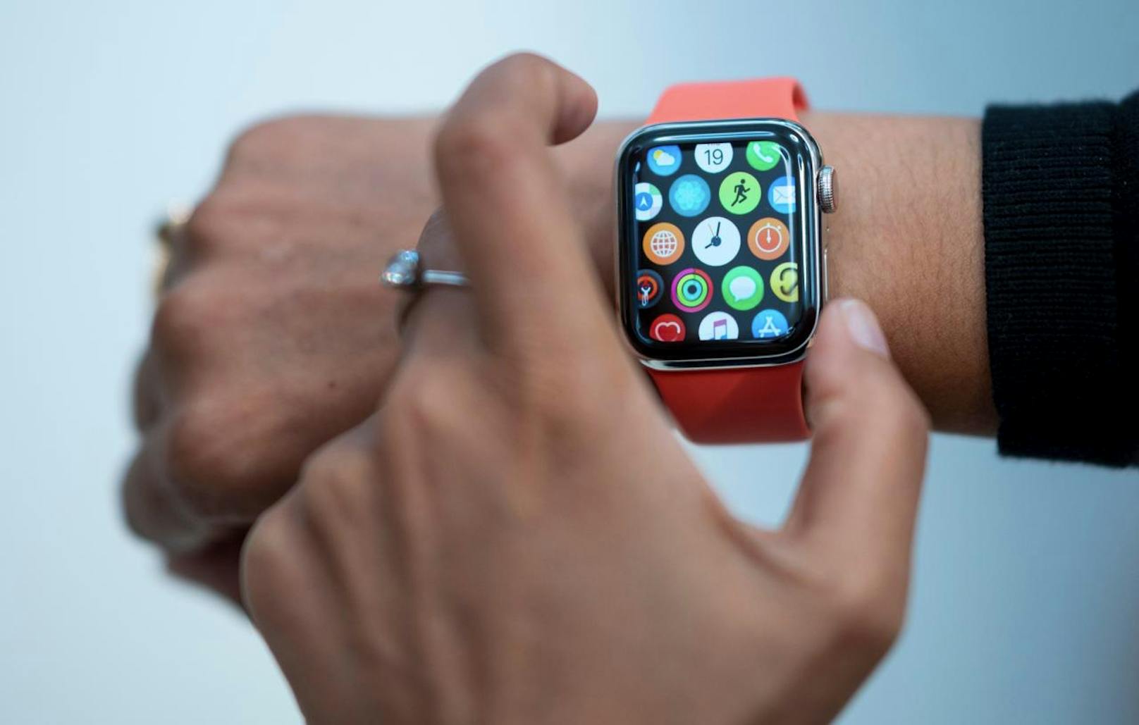 Google hat kürzlich den Smartwatch-Hersteller Fitbit gekauft. 2,1 Milliarden Dollar blättert der Tech-Gigant dafür hin.