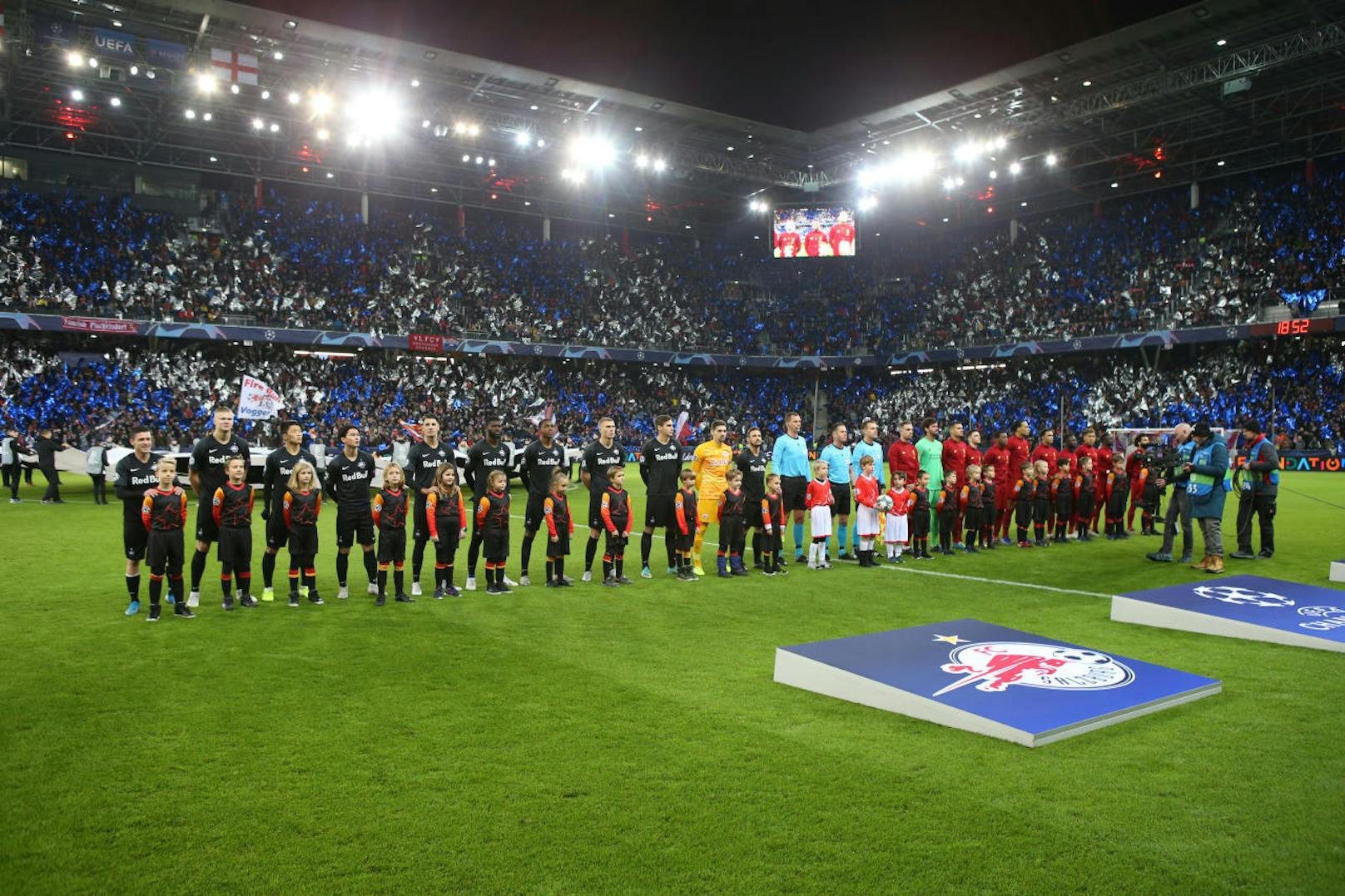 Die Dosen-Choreo von Red Bull Salzburg im Heimspiel gegen Liverpool.