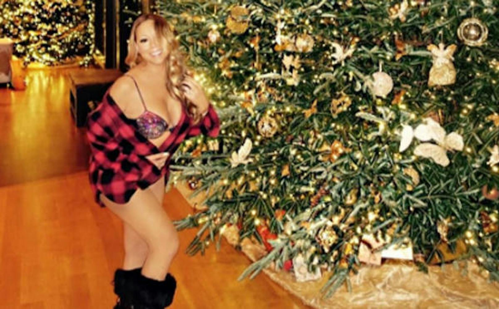 Mariah Carey vor ihrem Weihnachtsbaum