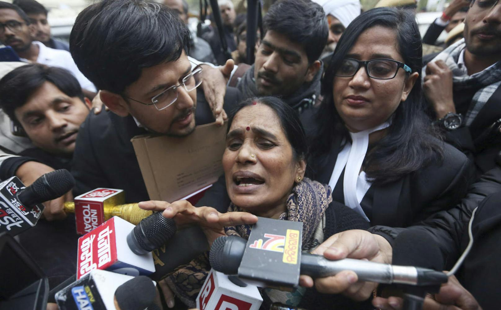 "Dieses Urteil wird den Glauben der Menschen an die Justiz bestärken", sagte die Mutter des Opfers, Asha Devi. Mehr als sieben Jahre lang musste Devi um Gerechtigkeit für ihre tote Tochter kämpfe.