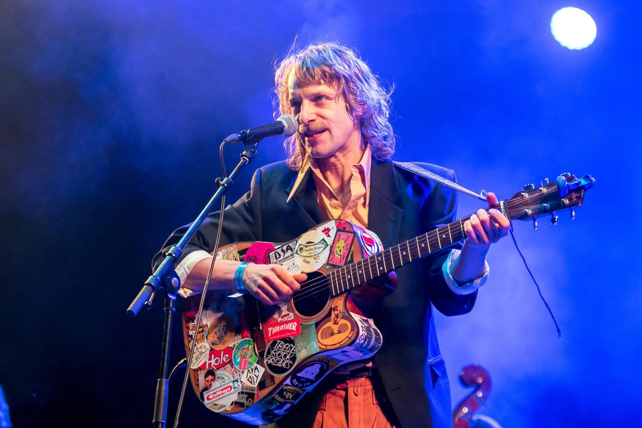 Heute.at - Musik am Zug – Voodoo Jürgens spielt in Badner Bahn