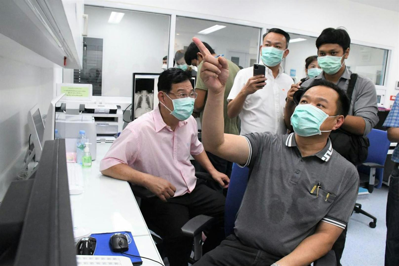 Thailands Gesundheitsminister Anutin Charnvirakul (r.) bei einem Besuch im Bamrasnaradura-Institut für Infektionskrankheiten in Nonthaburi außerhalb von Bangkok. Hier werden die Corona-Patienten des Landes unter strenger Quarantäne behandelt.