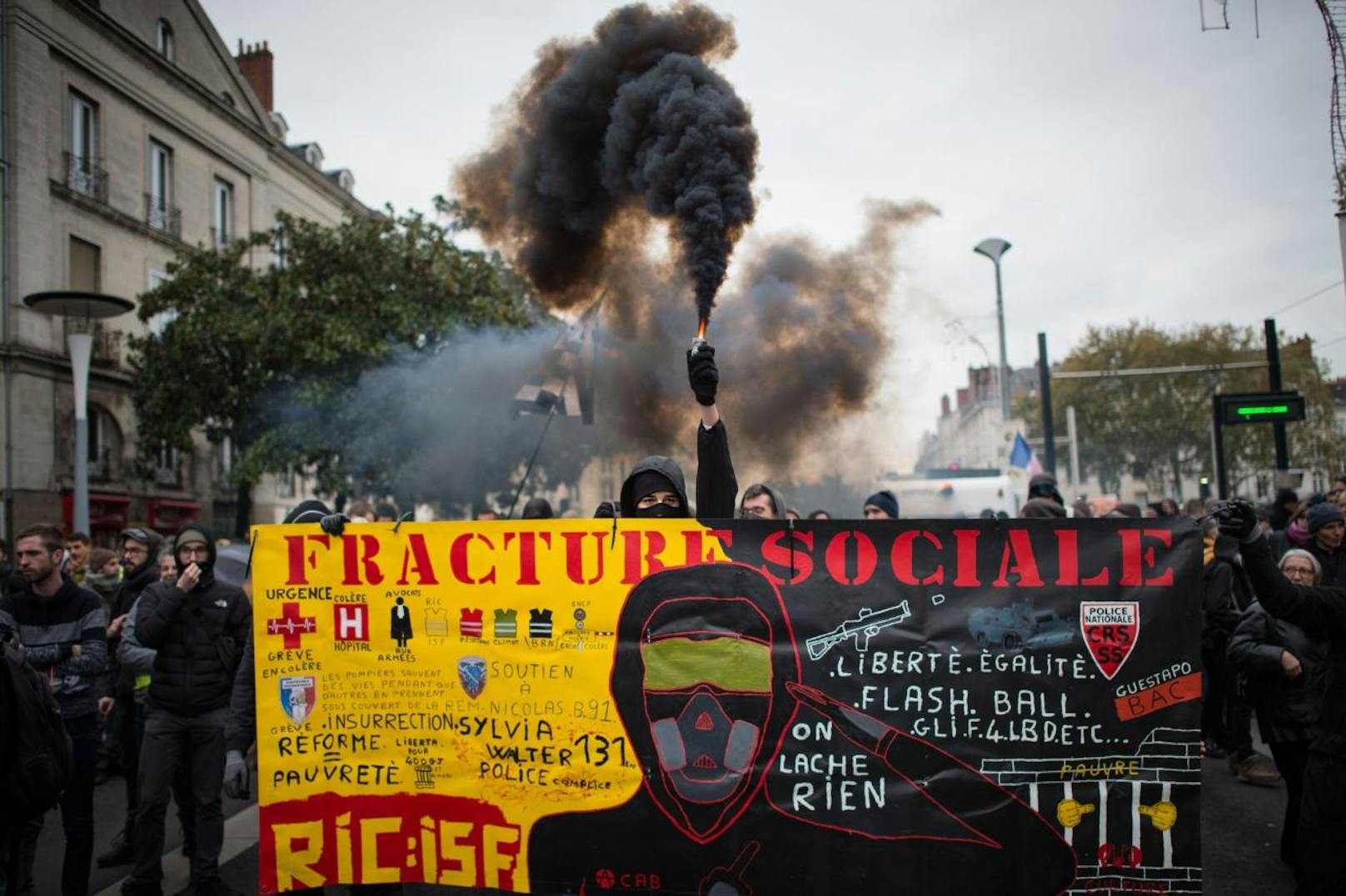 Am Jahrestag der "Gelbwesten"-Proteste kam es in Frankreich zu gewaltsamen Ausschreitungen.