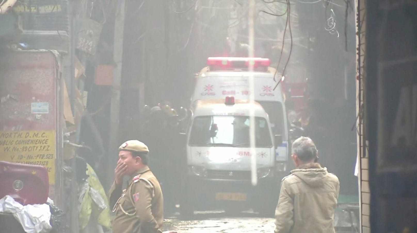 Bei einem Brand in einer Fabrik in der indischen Hauptstadt Neu-Delhi sind am 2. Adventsonntag 2019 mindestens 43 Menschen ums Leben gekommen.