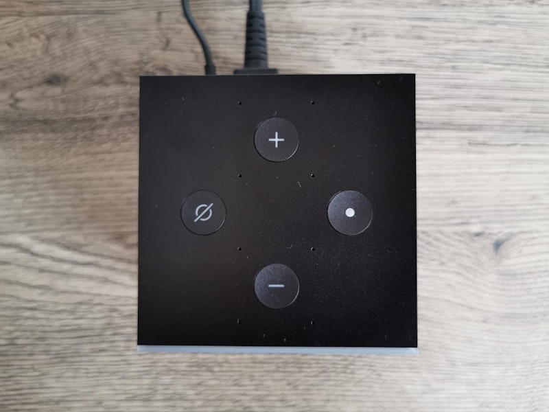 Es handelt sich vereinfacht erklärt um eine Box mit Echo-Funktionalität zur Sprachsteuerung des Fernsehers, aber auch zur Steuerung anderer vielleicht vorhandener Smart-Home-Geräte.