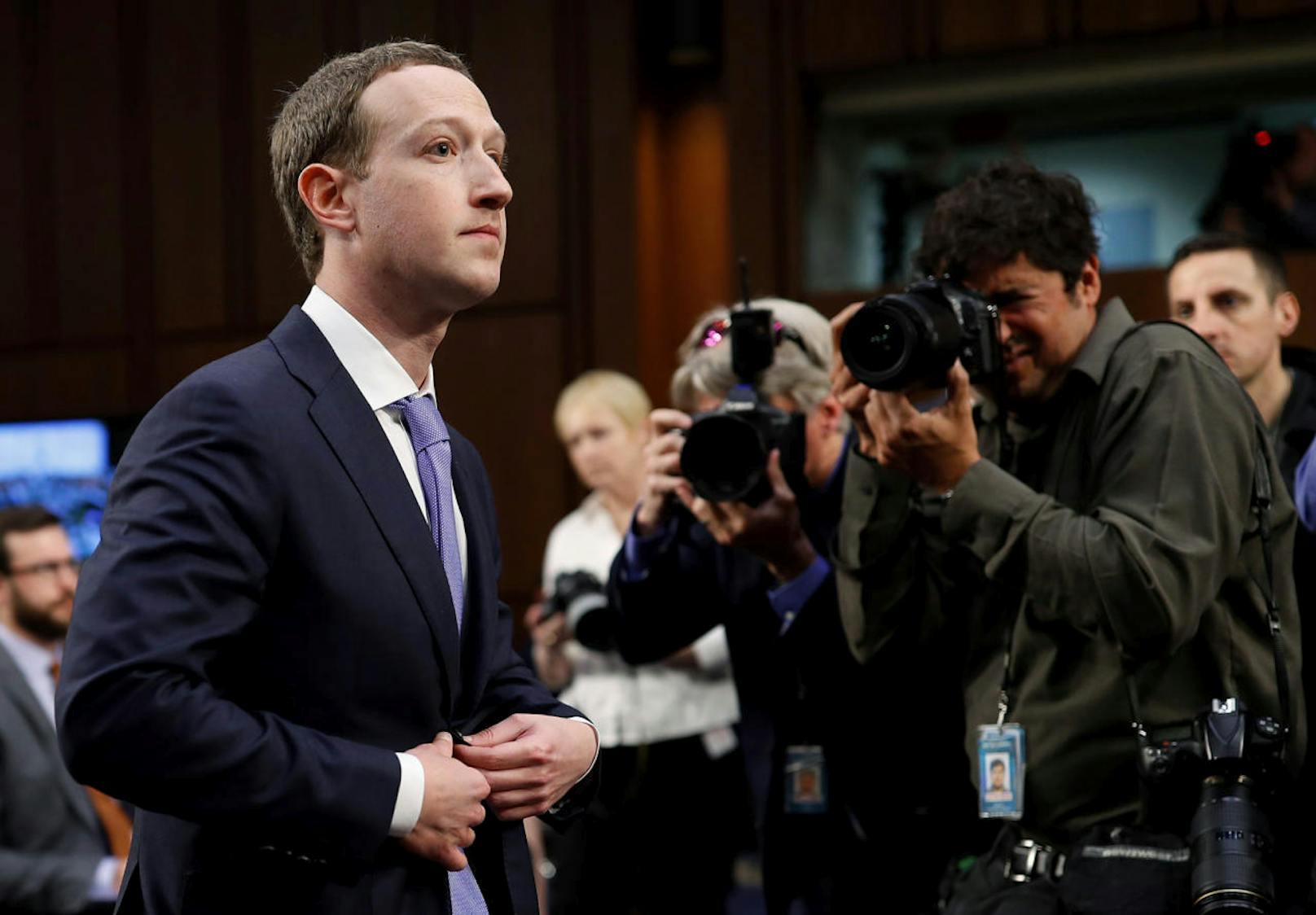 <b>2018:</b> Im Mai des Jahres 2018 verliess Jan Koum, einer der Mitgründer von Whatsapp, den Facebook-Konzern um CEO Mark Zuckerberg. Der andere Mitgründer hatte das Unternehmen zu diesem Zeitpunkt bereits verlassen. Ein Grund dafür war, dass Facebook entschieden hatte, auf Whatsapp Werbung zu zeigen.