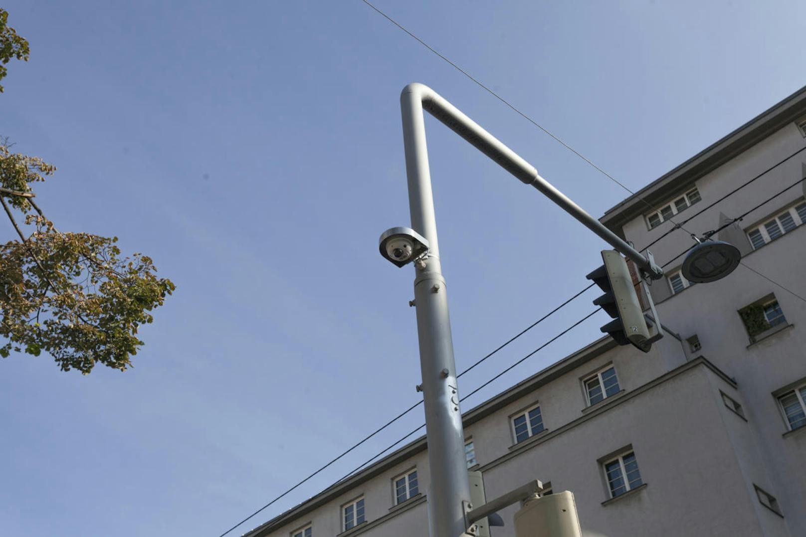 Ein Sensor auf rund vier Meter Höhe erkennt Fußgänger, eine passende Software berechnet, ob diese nur vorbeigehen oder die Straße überqueren wollen. In diesem Falle schaltet die neue intelligente Ampel automatisch auf Grün.