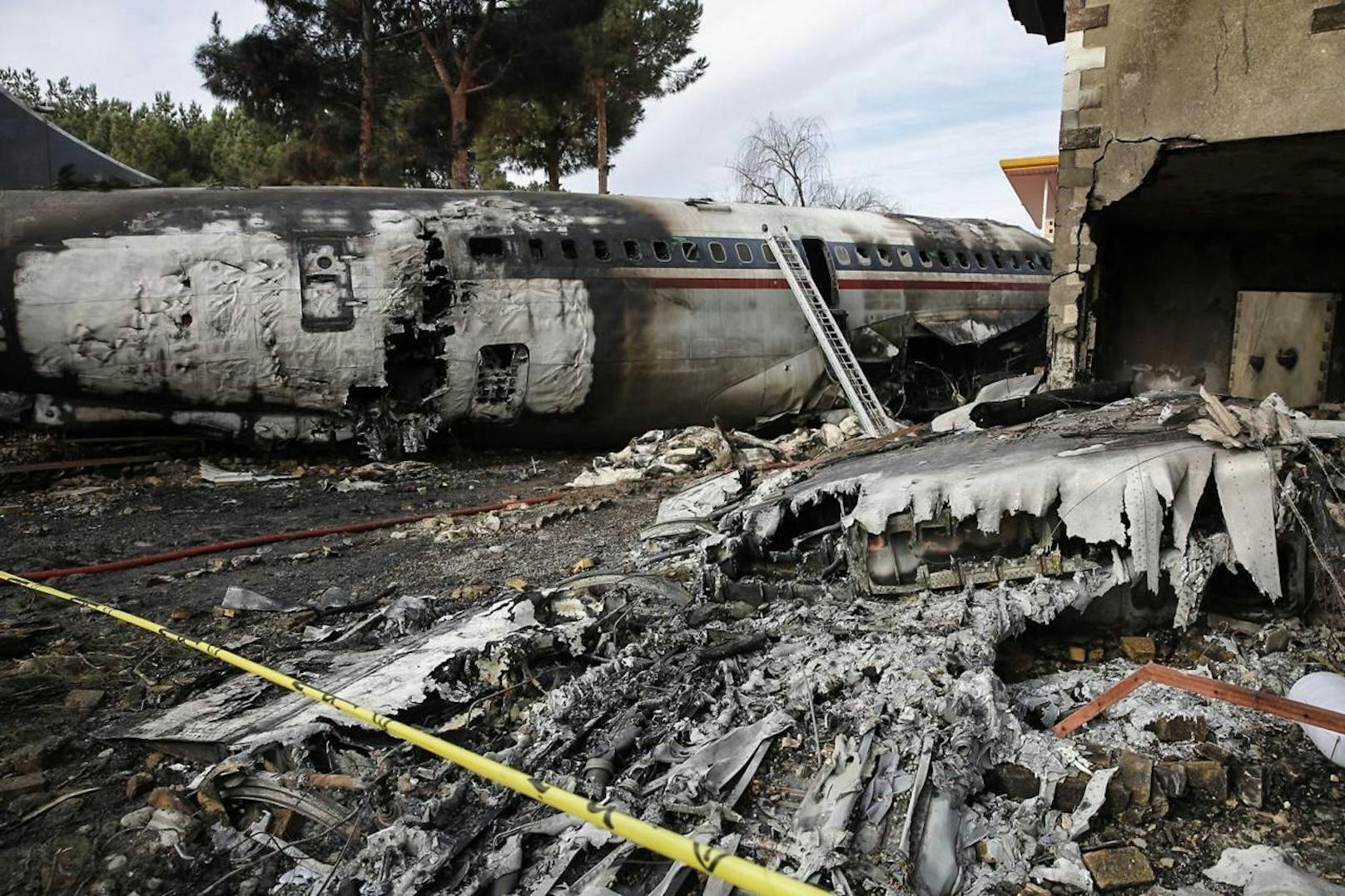 Das Frachtflugzeug vom Typ Boeing 707 schoss nahe Teheran über die Landebahn hinaus und krachte in ein Wohngebiet. Es gibt Staatsmedien zufolge mindestens sieben Todesopfer (14. Jänner 2019).