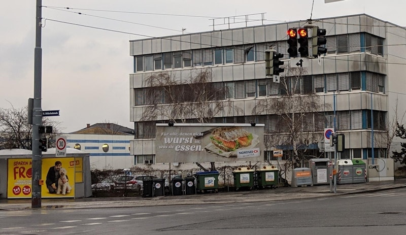 Gegenüber der "Würstelmausi": das Nordsee-Plakat.