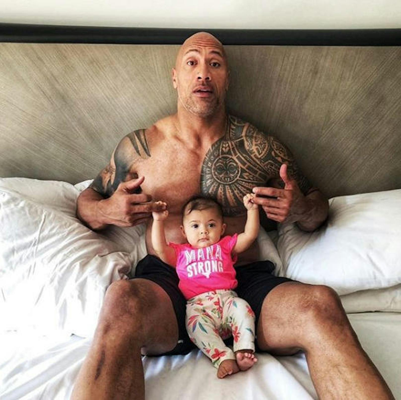 18.04.2019: Mit diesem süßen Foto gratuliert The Rock seiner Tochter Tia Gianna zum ersten Geburtstag. "Gewöhn dich an Daddys Hände, sie werden dir immer den Rücken stärken", schreibt der Schauspieler.