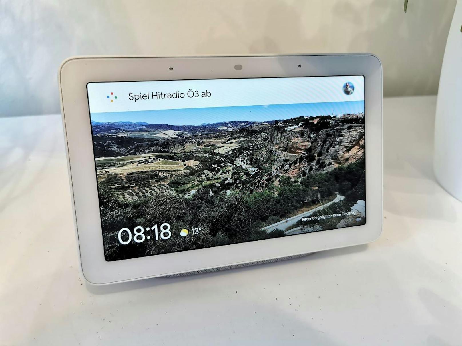 ... und sieht aufgestellt von vorne wie ein Bilderrahmen aus. In Wahrheit handelt es sich beim Google Nest Hub aber um einen smarten Lautsprecher mit Display und Schaltzentrale für Smart-Home-Geräte.