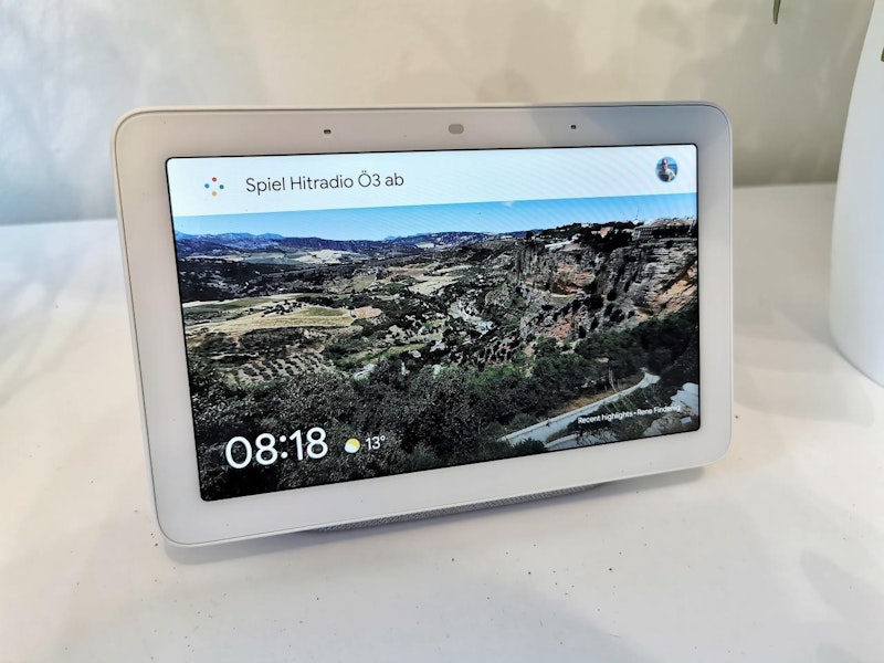 ... und sieht aufgestellt von vorne wie ein Bilderrahmen aus. In Wahrheit handelt es sich beim Google Nest Hub aber um einen smarten Lautsprecher mit Display und Schaltzentrale für Smart-Home-Geräte.