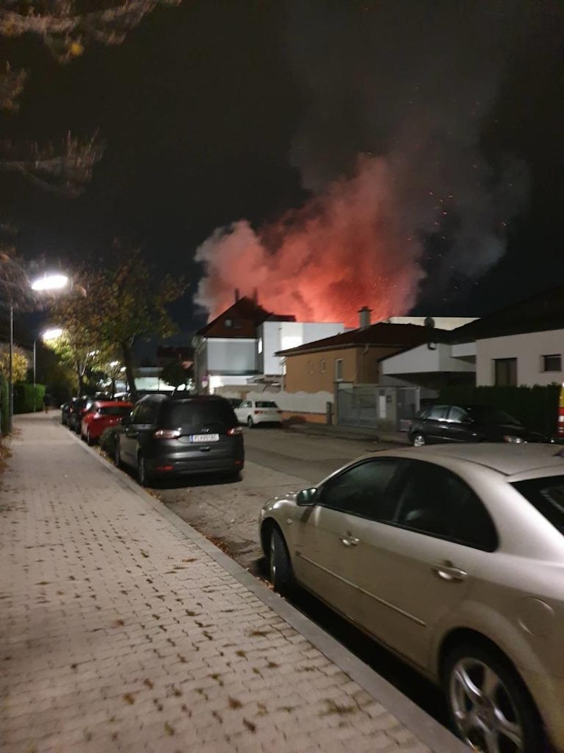 Eine KFZ-Werkstatt in der Kinskygasse fing am Dienstagmorgen plötzlich Feuer.  