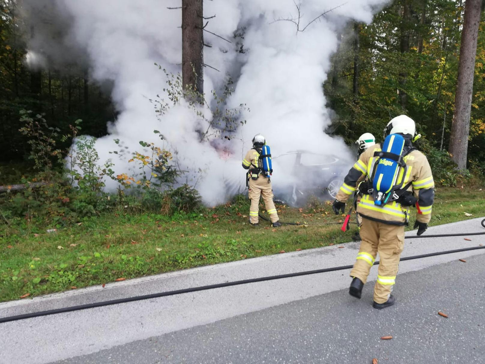 Ein Tesla ist am 4. Oktober 2019 in der Tiroler Gemeinde Kössen vollständig ausgebrannt. Wegen der Gefahr durch die Überhitzung des verbauten Akkus wurde auch der erst im März in Dienst gestellte Spezialcontainer "Elektrobrand" der Feuerwehr in Schwaz hinzugezogen.