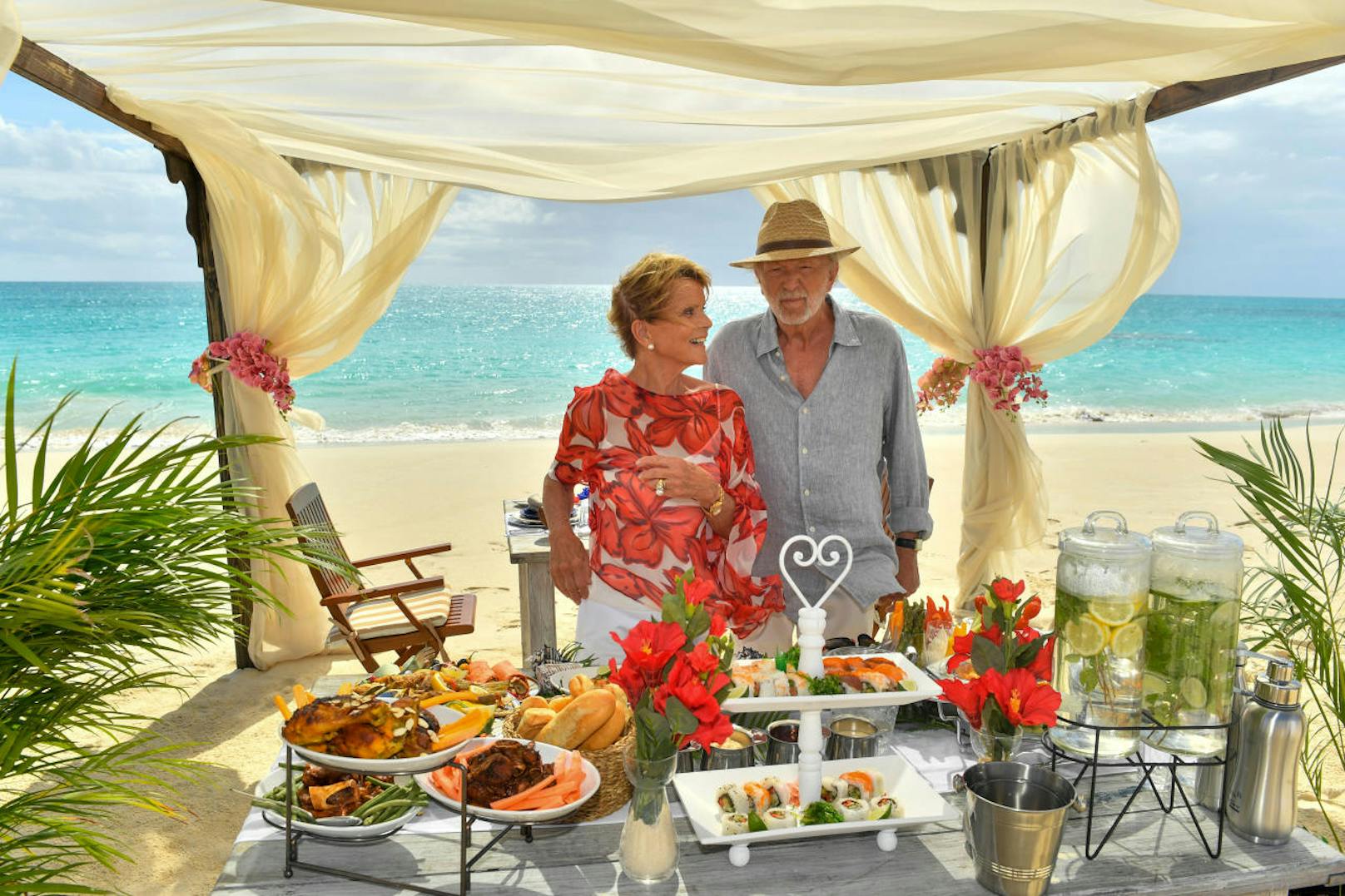 Marlene (Uschi Glas) und Heinz Kolatschek (Michael Gwisdek) wollen auf Antigua ihre Goldene Hochzeit feiern.
