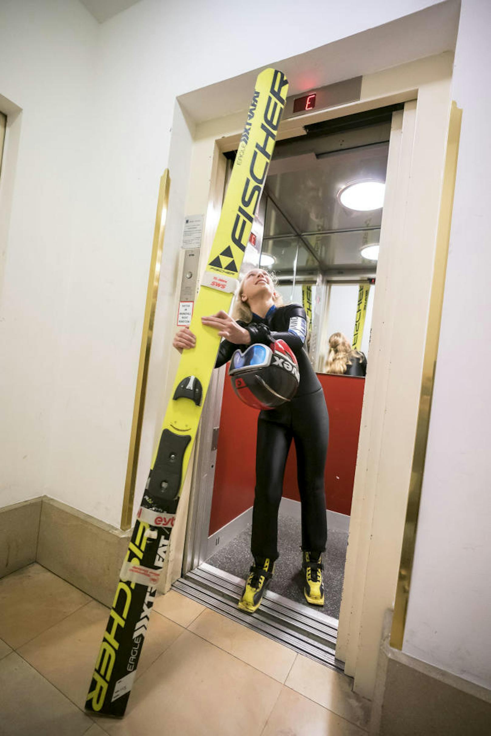 Die gelben Sprungski passen nur mit Mühe in den Lift. Die Nachbarn der Familie Wadsak in der Postgasse im ersten Bezirk kennen den Anblick.