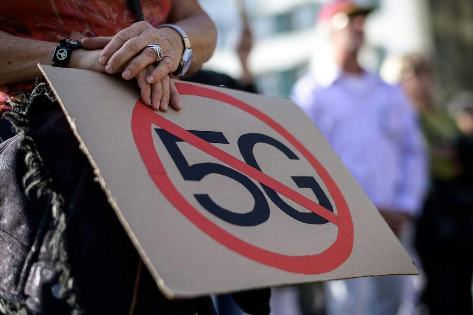 Download von www.picturedesk.com am 22.09.2019 (08:56). 
People take part in a national demonstration against 5G technology and the deployment of 5G-compatible antennas outside the Swiss Parliament in Bern, on September 21, 2019. - Switzerland was one of the first countries to deploy 5G, but health concerns about the radiation of antennas carrying next-generation mobile technology have triggered a nationwide revolt. (Photo by Fabrice COFFRINI / AFP) - 20190921_PD8330 - Rechteinfo: Nur für redaktionelle Nutzung! - Editorial Use Only! Werbliche Nutzung nur nach Freigabe!