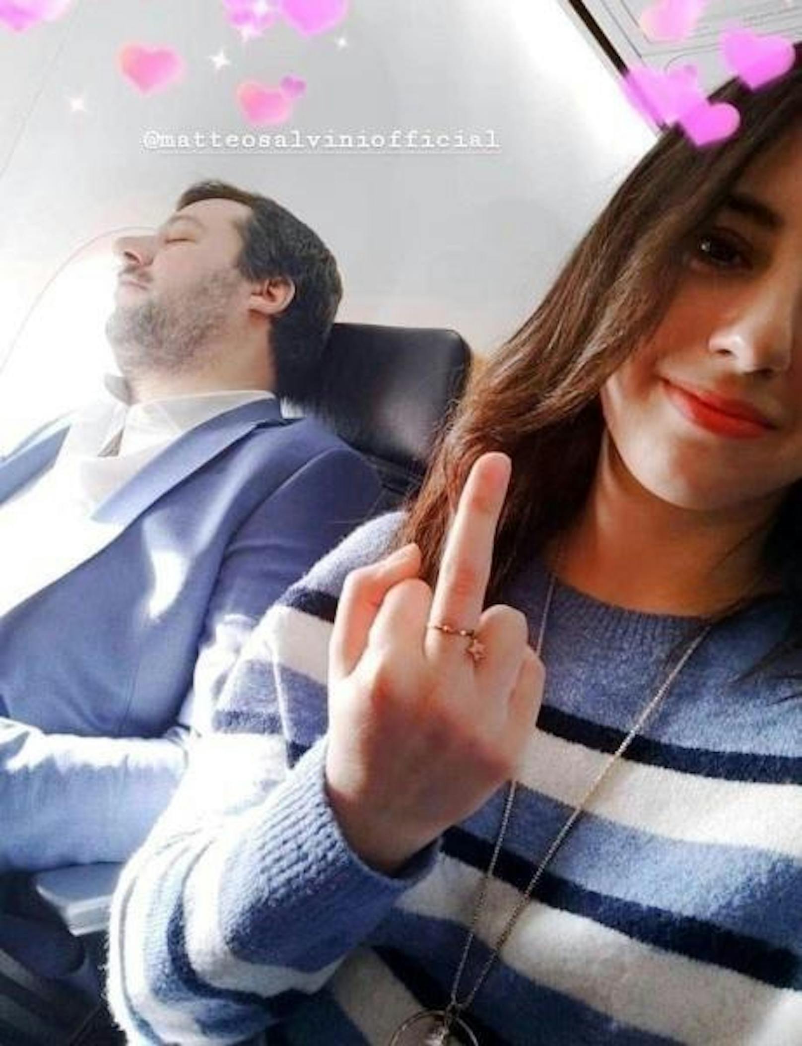 E. L. und der ehemalige Innenminister Matteo Salvini saßen am 18. Dezember 2019 nebeneinander in einem Billigflug von Bari nach Milano. Die 19-Jährige posierte mit erhobenem Finger und machte ein Selfie.